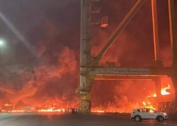 Взрыв был слышен в 22 км от места происшествия. Что известно об инциденте в порту Дубая | VIDEO