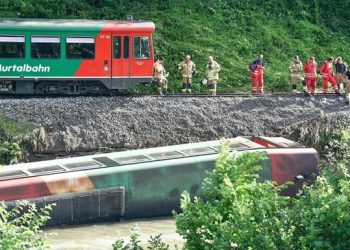 Поезд со школьниками упал в реку в Австрии. Сообщается о 17 пострадавших
