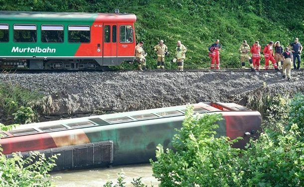 Поезд со школьниками упал в реку в Австрии. Сообщается о 17 пострадавших
