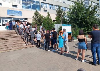 Zeci de oameni stau în rând la maratonul de vaccinare de la Comrat | FOTO