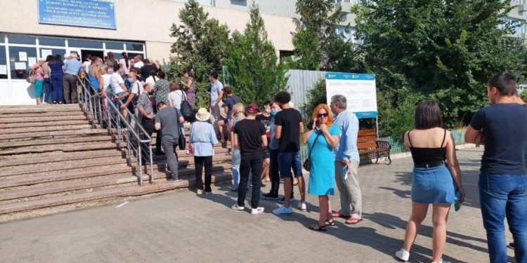 Zeci de oameni stau în rând la maratonul de vaccinare de la Comrat | FOTO