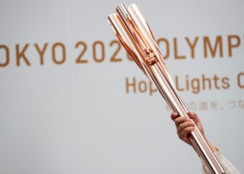 В Токио доставили олимпийский огонь. Церемония прошла при пустых трибунах | VIDEO