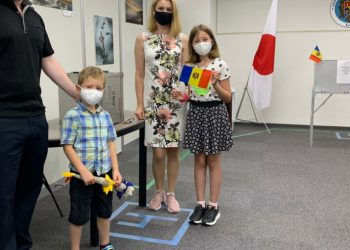 Кто первым проголосовал на досрочных парламентских выборах