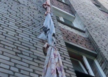 Бендеры: Мужчина погиб, пытаясь спуститься с балкона по простыням