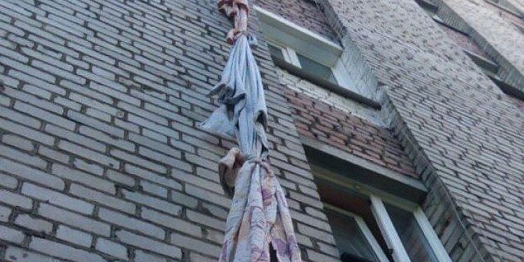 Бендеры: Мужчина погиб, пытаясь спуститься с балкона по простыням