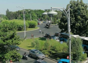 В Бухаресте совершил посадку американский вертолет Black Hawk. Повреждены автомобили и снесены столбы