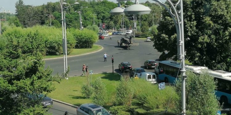 В Бухаресте совершил посадку американский вертолет Black Hawk. Повреждены автомобили и снесены столбы