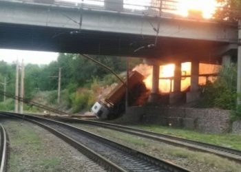 В Саратове грузовик упал на газовую трубу