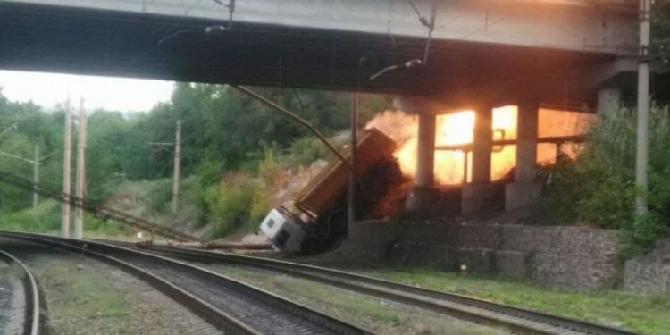 В Саратове грузовик упал на газовую трубу