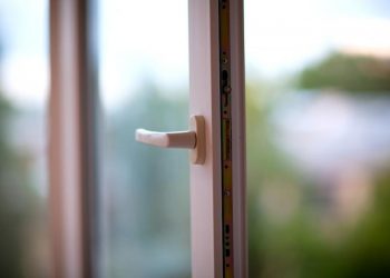 В Москве украинец выбросил сожительницу из окна и прыгнул следом