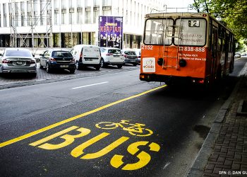Au promis, dar n-au făcut. Marcajele rutiere, care delimitează benzile rezervate transportului public, așa și nu au apărut în capitală | VIDEO