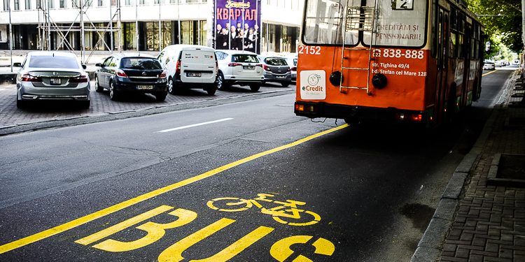 Au promis, dar n-au făcut. Marcajele rutiere, care delimitează benzile rezervate transportului public, așa și nu au apărut în capitală | VIDEO