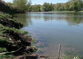 Detalii despre cazul tragic din Ialoveni: Unde era mama bebelușului, care a fost împins în apă de fratele său de 2 ani