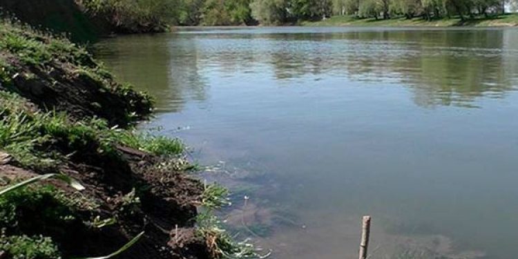 Detalii despre cazul tragic din Ialoveni: Unde era mama bebelușului, care a fost împins în apă de fratele său de 2 ani