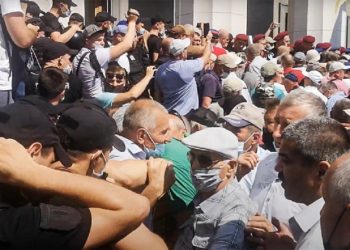 В Украине пенсионеры-силовики попытались прорваться в Верховную раду. Они требуют повышения выплат. Против них применили слезоточивый газ | VIDEO