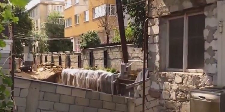 Peretele unui garaj, dar și un gard s-au prăbușit, fiind afectate de lucrările unei construcții din apropiere. Locatarii: Construcția este ilegală | VIDEO