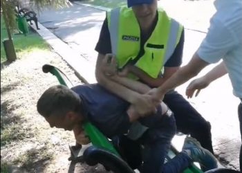 Amendat pentru huliganism. Un tânăr a fost reținut în centrul capitalei pentru comportament inadecvat | VIDEO