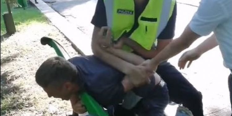 Amendat pentru huliganism. Un tânăr a fost reținut în centrul capitalei pentru comportament inadecvat | VIDEO