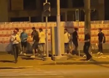 Mai mulți simpatizanți BECS care lipeau afișe pe un gard s-ar fi luat la pumni. Socialiștii spun că violențele ar fi fost provocate de reprezentanții AUR | VIDEO