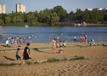 Сначала на пляж, потом на выборы. О тех, кто в этот день не спешил принять участие в голосовании | VIDEO