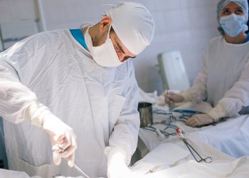 O echipă de chirurgi de la Spitalul Republican i-au înlăturat un cancer de aproape 15 kilograme | VIDEO