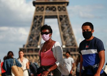 Во Франции запретят непривитым вход в бары, больницы и поезда