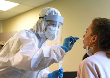 Иммунолог объяснил тяжелое течение COVID-19 у молодежи