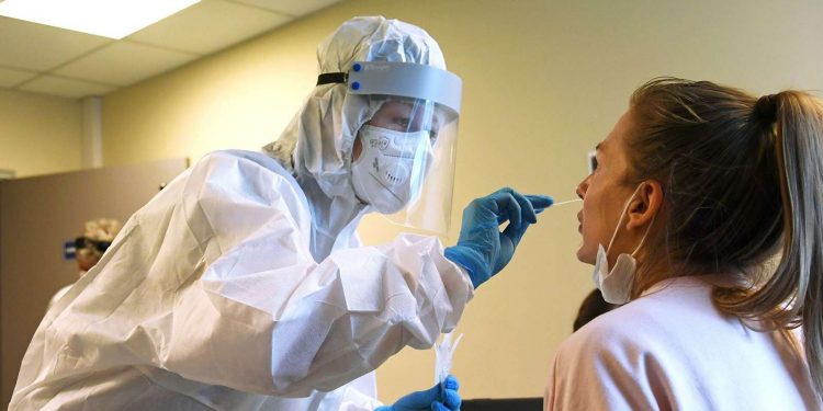 Иммунолог объяснил тяжелое течение COVID-19 у молодежи