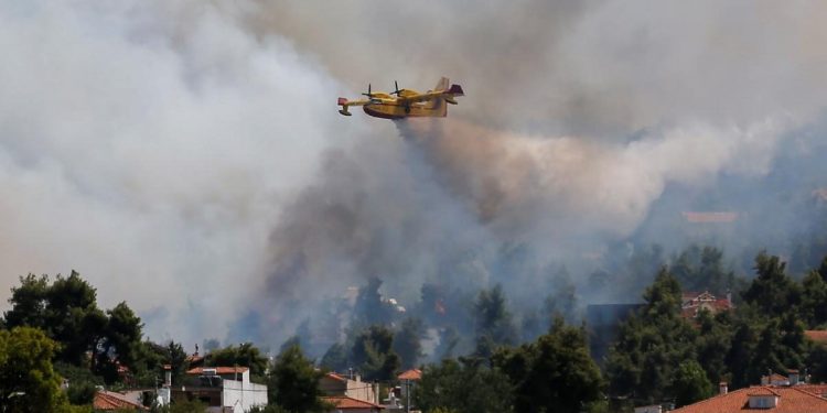 Грецию охватили лесные пожары, началась эвакуация