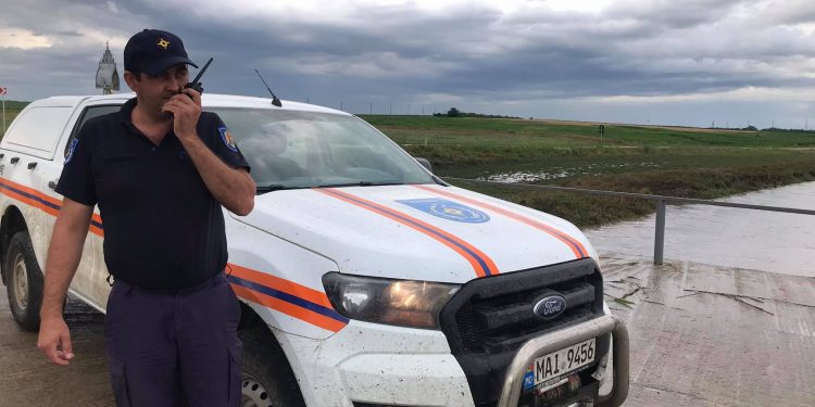 Ploile continuă să facă prăpăd. Salvatorii au pompat apa din peste 30 de gospodării | VIDEO