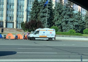 Un membru al Partidului Regiunilor, care ținea greva foamei în fața Guvernului, a fost preluat de o ambulanță | VIDEO