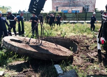 Misiune neobișnuită a salvatorilor: Au scos o bovină, prăbușită într-o fântână adâncă de 4 metri | VIDEO