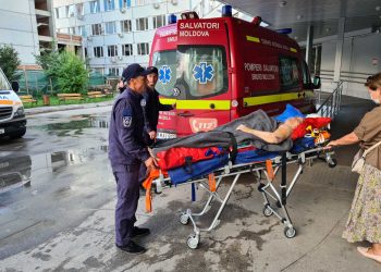 Echipajul SMURD a adus din Ucraina o moldoveancă rănită într-un accident rutier | VIDEO