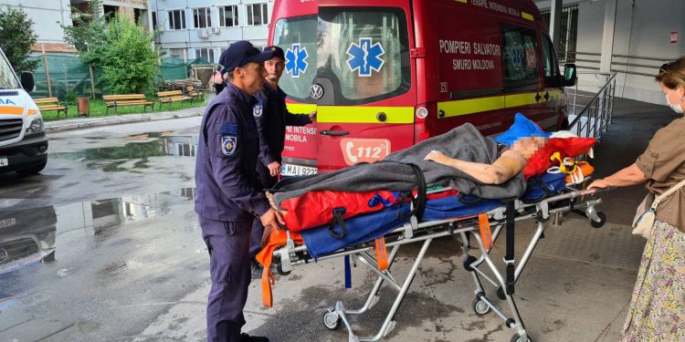 Echipajul SMURD a adus din Ucraina o moldoveancă rănită într-un accident rutier | VIDEO