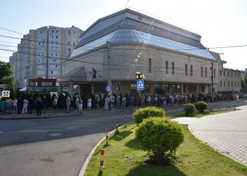 В Кишиневе проходит марафон вакцинации. У медуниверситета выстроилась очередь желающих привиться | FOTO