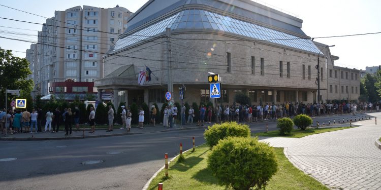 В Кишиневе проходит марафон вакцинации. У медуниверситета выстроилась очередь желающих привиться | FOTO