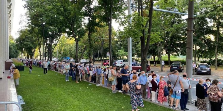 Coadă la vaccinare: Zeci de oameni au venit la Palatul Republicii să se imunizeze cu a doua doză de Sputnik V