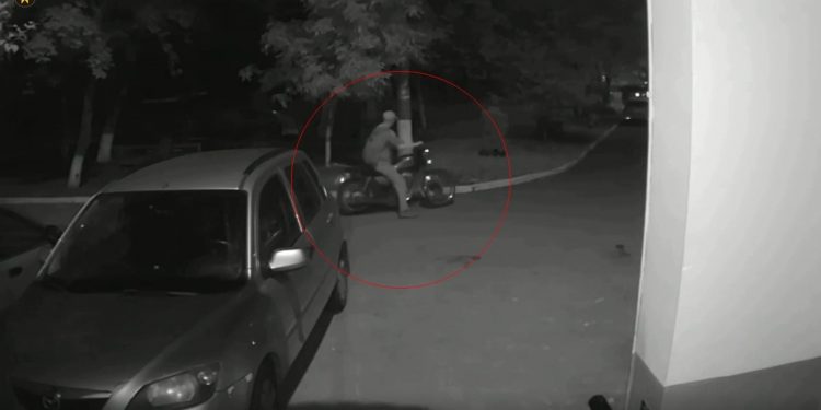 Au furat o motoretă în valoare de 8000 de lei și au vândut-o cu 200 de lei. Doi bărbați, cercetați penal