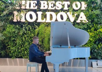 Surpriză plăcută pentru pasagerii Aeroportului Internațional Chișinău asigurată de tânărul pianist, Timur Șabeliskii | VIDEO