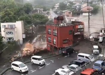 В Японии после схода оползня пропали 20 человек