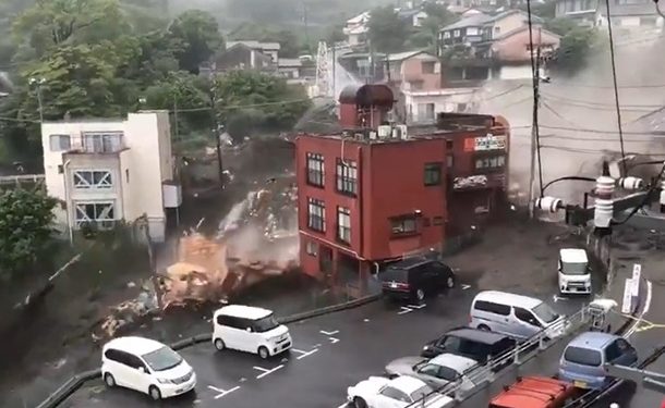 В Японии после схода оползня пропали 20 человек