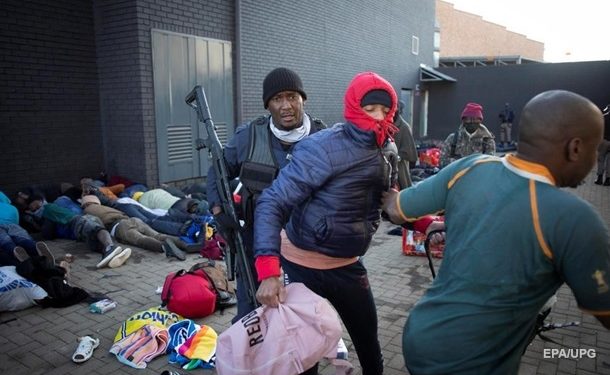 В ЮАР при беспорядках погибли 32 человека