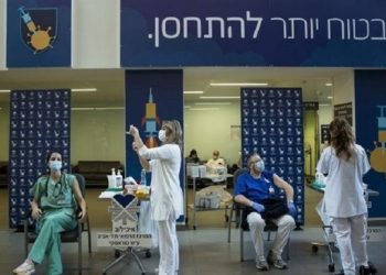 Израиль первым в мире одобрил третью COVID-прививку