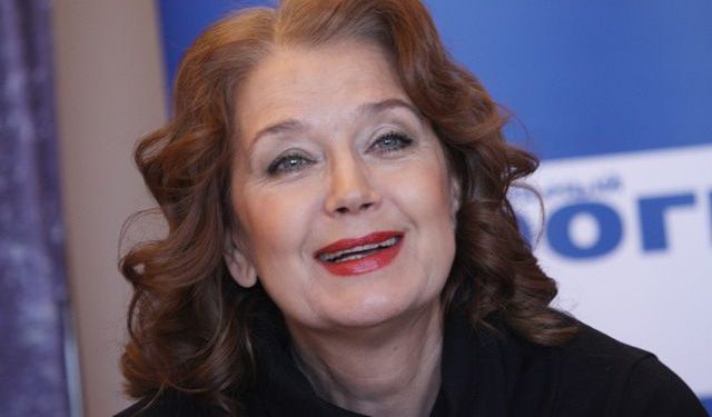 Заболевшая коронавирусом российская актриса Ирина Алфёрова госпитализирована вместе с супругом