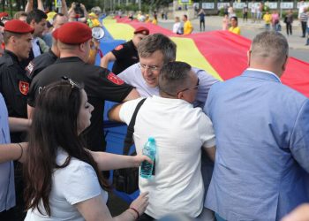 Momentul când Dorin Chirtoacă încearcă să sară la bătaie la liderul PSRM | VIDEO