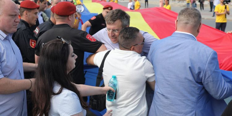 Momentul când Dorin Chirtoacă încearcă să sară la bătaie la liderul PSRM | VIDEO