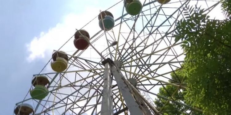 Alertă: O tânără a căzut din roata panoramică de la Valea Trandafirilor