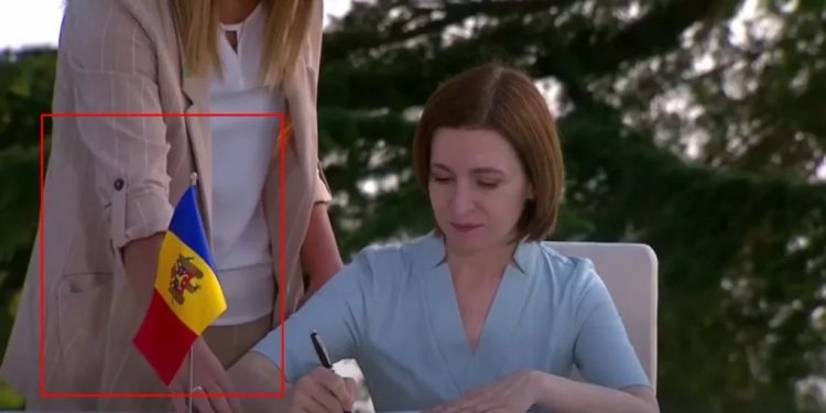 Gafă la nivel diplomatic a Maiei Sandu: Steagul Republicii Moldova, cu tălpile în sus la un eveniment oficial | VIDEO