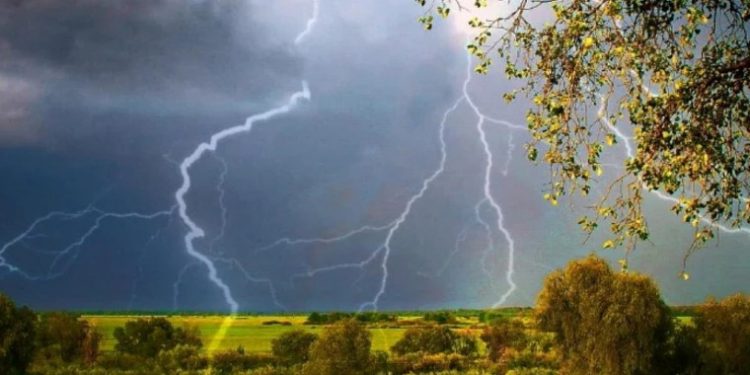 Prognoza meteo: Ploi cu descărcări electrice în toată țara și maxime de +28 grade Celsius