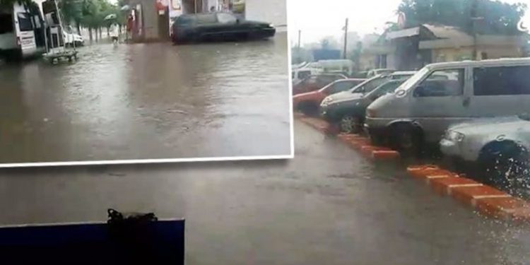 Ploaie torențială în stânga Nistrului: Străzile, transformate în râuri | VIDEO